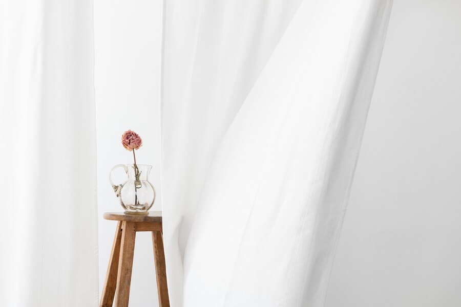 窗簾是一種常見的室內裝飾物品